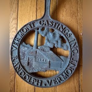 Vermont Castings Randolph VT 1978 Cast Iron Hot Pot Footed Trivet NEEDS REPAINT